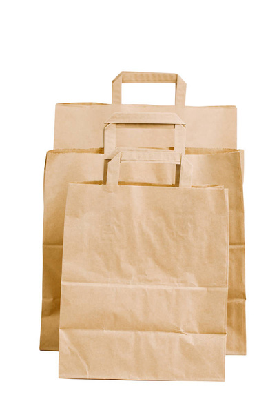 Kraft kağıt torbaları beyaz arkaplanda izole edildi. - Fotoğraf, Görsel