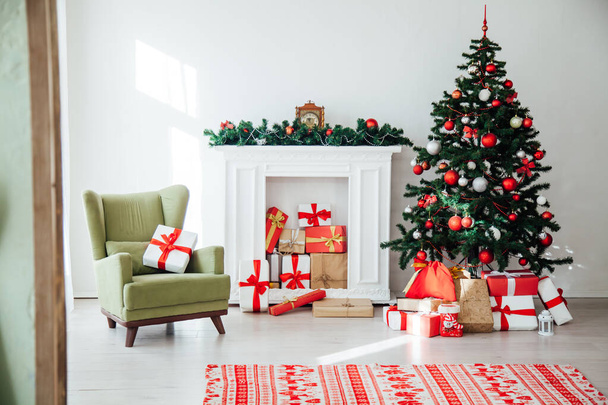 Navidad casa interior árbol de Navidad rojo regalos año nuevo decoración fondo
 - Foto, Imagen