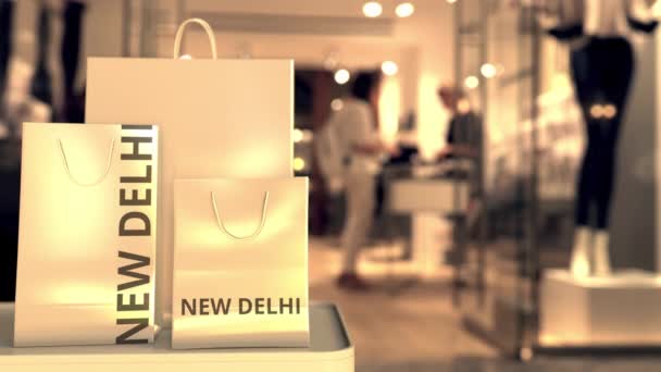 Bevásárlótáskák Új-Delhi szöveggel az elmosódott bolt ellen. Indiai kiskereskedelemmel kapcsolatos klip - Felvétel, videó