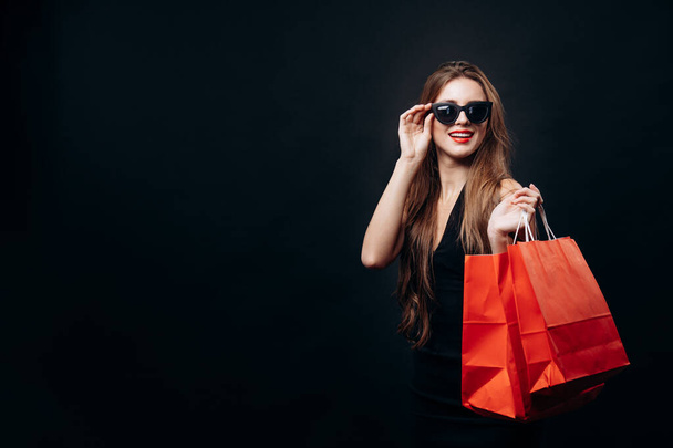 Lindo cliente boutique femenina con bolsas de compras de moda
 - Foto, imagen