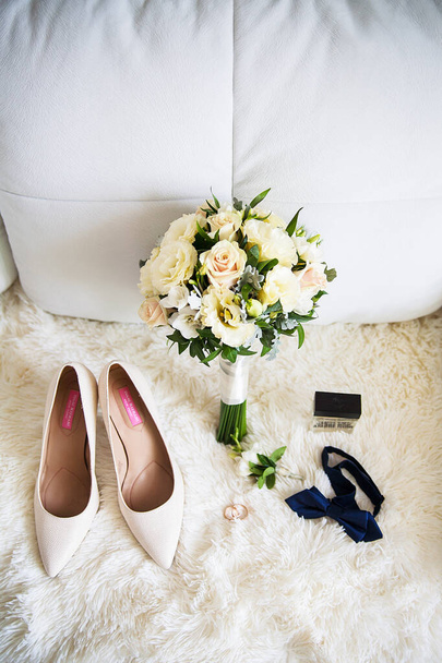 Bruiloft accessoires: schoenen, ringen, boutonnieren, gedistilleerde dranken, strik - Foto, afbeelding