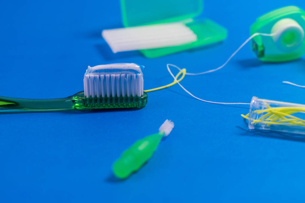 Zahnpasta auf Zahnbürste und Utensilien für Mundpflege und Hygiene - Foto, Bild