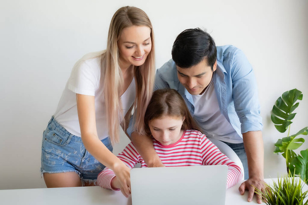 madre, padre consigliare figlia per l'utilizzo del computer portatile a casa
 - Foto, immagini