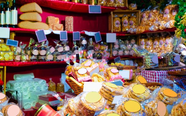 Galletas en el mercado de Navidad en Alemania en invierno
 - Foto, Imagen