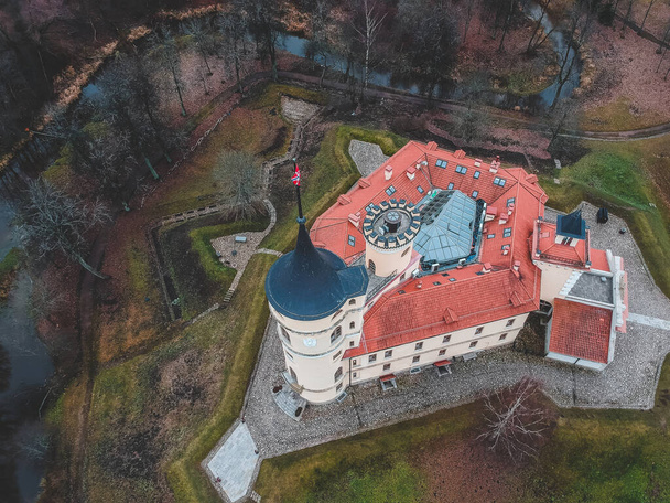 Vista aérea do castelo BIP rodeado por um fosso. Castelo de Paulo o primeiro. 01.11.2019 Rússia, São Petersburgo, Pavlovsk
. - Foto, Imagem