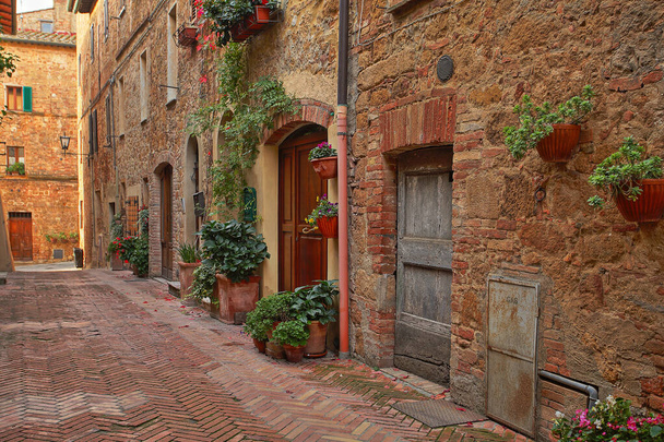 Beautiful Italian street of  small old provincial town - Foto, afbeelding