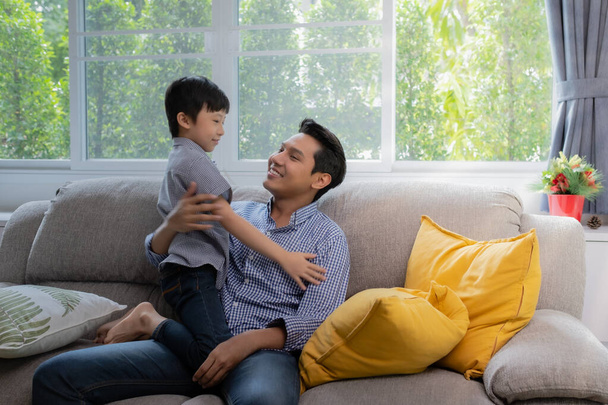 Asiática familia padre e hijo jugando juntos en sala de estar, hap
 - Foto, imagen