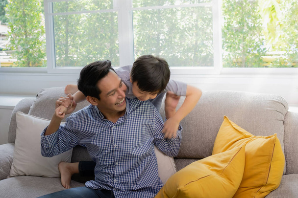 Asiático família pai e filho brincando juntos na sala de estar, hap
 - Foto, Imagem