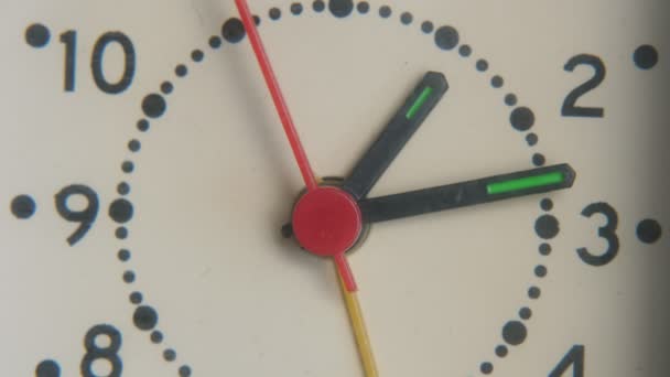 Horloge murale moderne avec deux flèches noires et une flèche rouge met directement une vue impressionnante d'une horloge murale moderne avec un visage blanc, des points noirs et des chiffres noirs, et trois flèches. La deuxième flèche rouge se déplace rapidement. Il a l'air professionnel
 - Séquence, vidéo