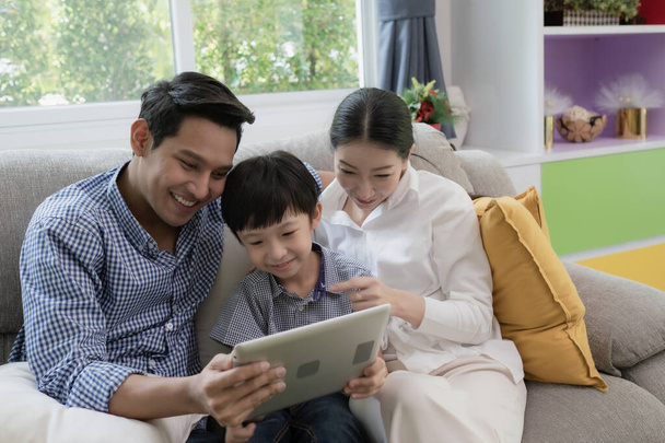Asiática familia padre, madre e hijo jugando ordenador portátil toge
 - Foto, imagen