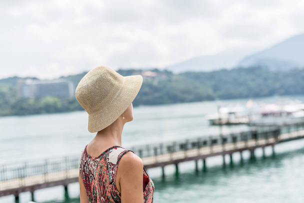 帽子をかぶったアジアの女性を旅する - 写真・画像