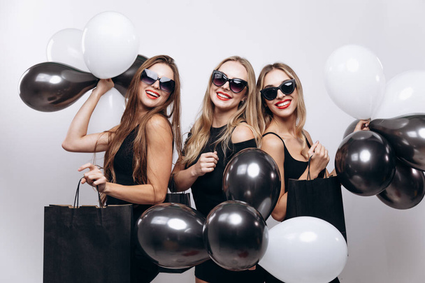 Cute Female Models Holding Black and White Balloons - Φωτογραφία, εικόνα