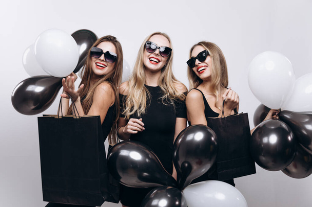 Belle ragazze della spesa in posa con palloncini in bianco e nero
 - Foto, immagini