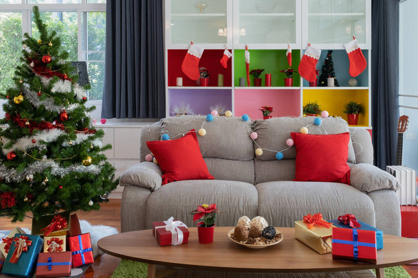 Пустая гостиная украшена елкой и подарками
 - Фото, изображение