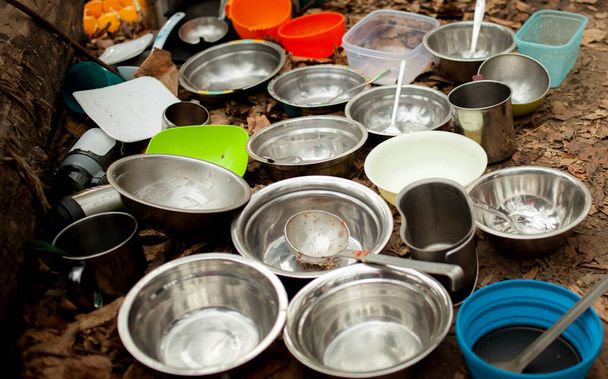 набір посуду для кемпінгу на відкритому повітрі
 - Фото, зображення