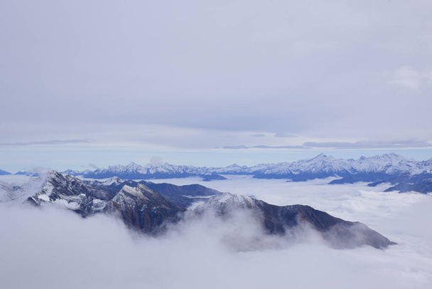 Mont Blanc. Letecký pohled na Alpy obklopený mraky. - Fotografie, Obrázek