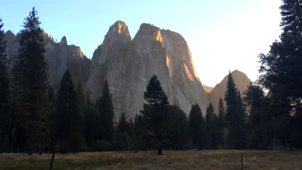 Blick auf Wälder und Berge im Yosemite-Nationalpark. Sierra Nevada, Kalifornien - Filmmaterial, Video