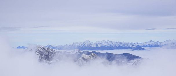 Mont Blanc. Vue aérienne des Alpes entourées de nuages
. - Photo, image