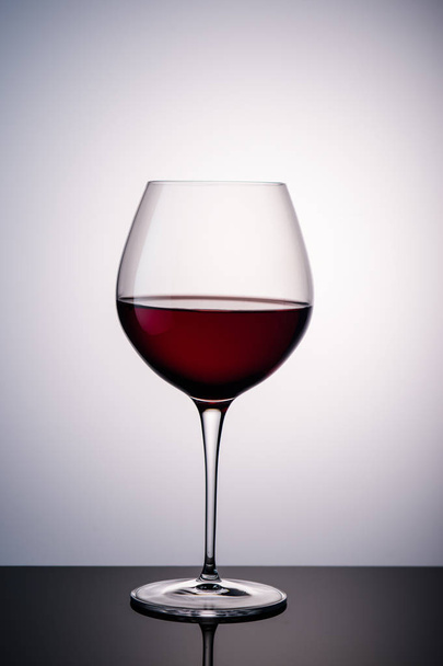 vörösbor borospohárban a háttérben9 - Fotó, kép