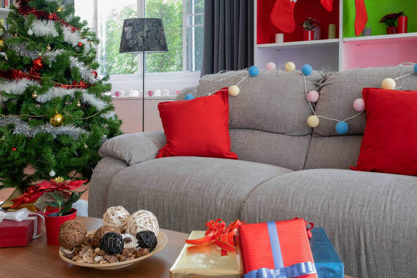 Üres nappali díszített karácsonyfa és ajándék pres - Fotó, kép