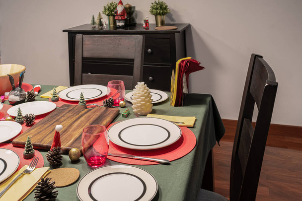 Salle à manger vide est décorée avec sapin de Noël et pres cadeau
 - Photo, image