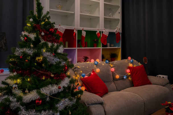 Üres nappali díszített karácsonyfa és ajándék pres - Fotó, kép