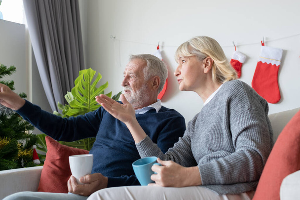 starszy osoby w podeszłym wieku biały starzec i kobieta pijący kawę z  - Zdjęcie, obraz