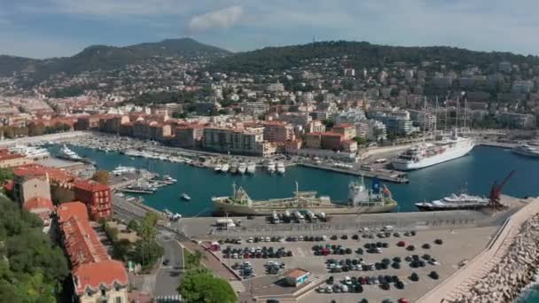 Luchtfoto 's. Uitzicht op de Oude Haven van Nice met luxe jacht boten, Frankrijk. - Video