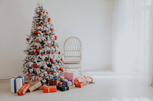 Noel ağacı beyaz oda hediyeler yeni yılda iç 2019 2020 - Fotoğraf, Görsel