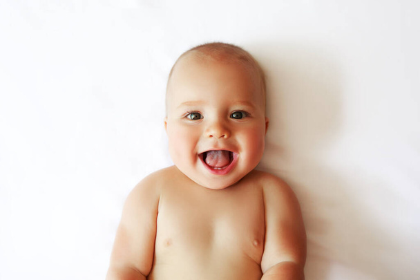 Портрет красивого шестимісячного малюка, який посміхається, на білому тлі
 - Фото, зображення