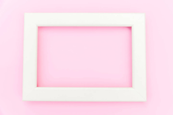 Eenvoudig te ontwerpen met lege roze frame geïsoleerd op roze pastel kleurrijke achtergrond - Foto, afbeelding