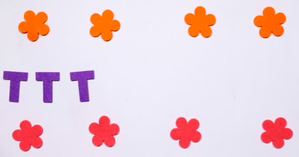 The letter T flies from side to side. Top and bottom flowers are moving - Imágenes, Vídeo