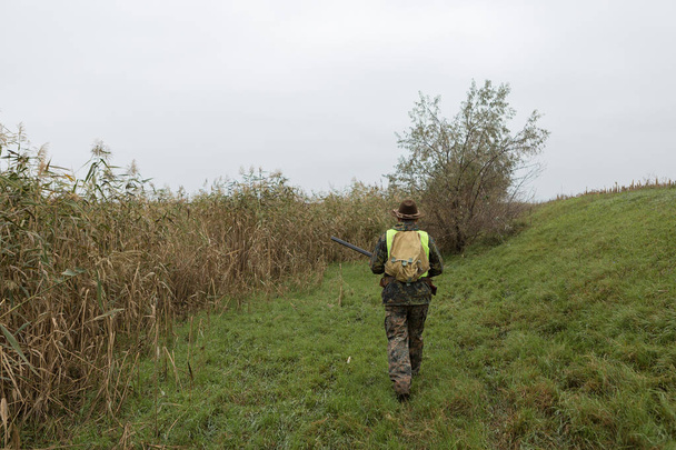 Muž lovec s brokovnicí lov venku - Fotografie, Obrázek