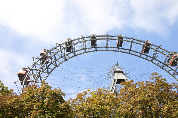 Ferris Wiel in Wien tegen een blauwe lucht - Foto, afbeelding