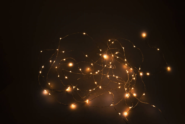 luzes de fadas à noite em preto
 - Foto, Imagem