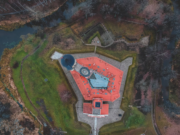 Luftaufnahme des von einem Wassergraben umgebenen Burgbip. Burg von paul der erste. 01.11.2019 russland, saint-petersburg, pavlovsk. - Foto, Bild
