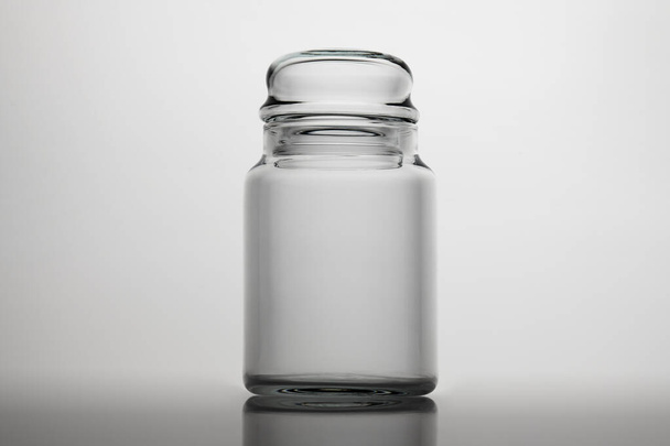 Üres pohár jar fehér alapon - Fotó, kép