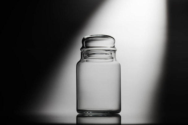 Vaso di vetro vuoto su sfondo bianco
 - Foto, immagini