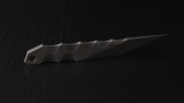 Vlastní ručně vyrobený japonský kiridashi nůž na otočném břidlicovém stole - Záběry, video