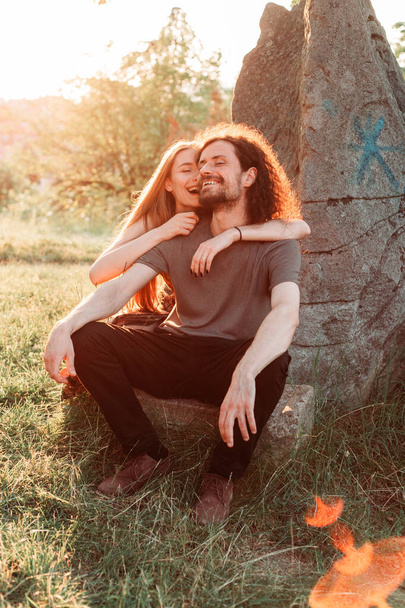 Hipster, romantic couple having fun in the park. Enjoying the afternoon sun. - Foto, afbeelding