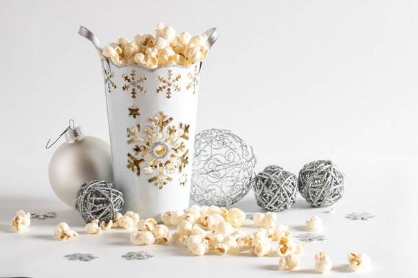 Белый чеддер попкорн с серебряными украшениями и копировальное пространство
. - Фото, изображение