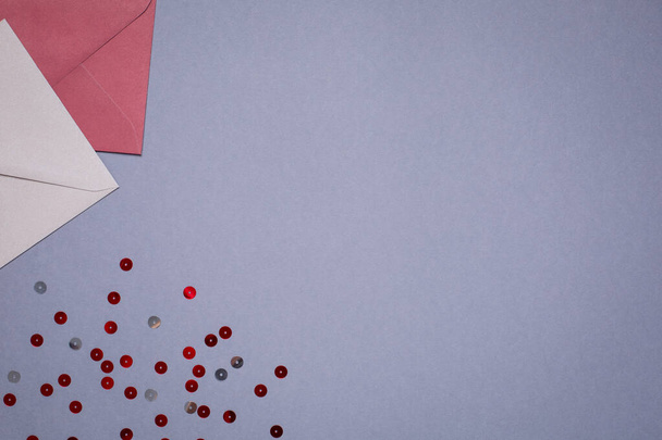 Gift envelopes burgundy color on a gray background - Φωτογραφία, εικόνα