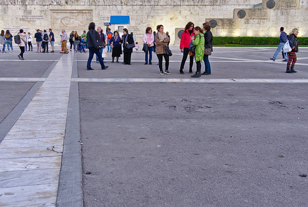 Афіни / Греція - 2 листопада 2019: Туристи перед невідомою гробницею солдата в Синтагмі. - Фото, зображення