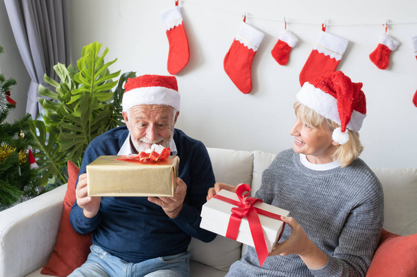 пожилой кавказский старик и женщина преподносят подарки
 - Фото, изображение