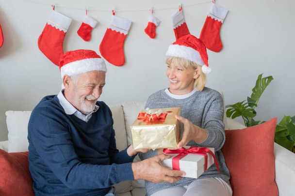 anciano mayor caucásico anciano hombre y mujer dar regalos a
 - Foto, Imagen