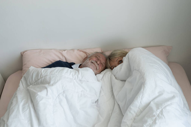 щаслива літня пара кавказький старший чоловік і жінка відпочиває перемикач
 - Фото, зображення
