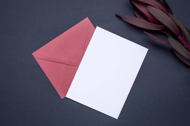 Present card and flower burgundy color on gray background - Foto, afbeelding