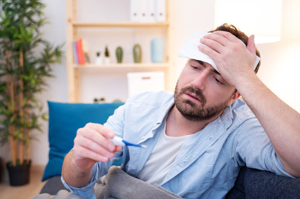 Mężczyzna portret cierpiący na przeziębienie i grypę w domu - Zdjęcie, obraz
