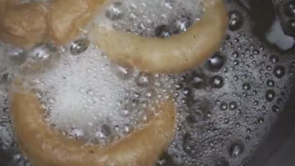 Donuts bakken in plantaardige olie - Video