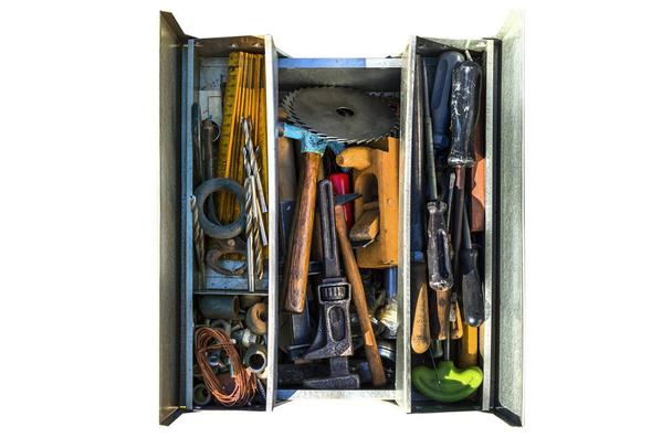 Une boîte à outils ouverte avec divers vieux outils visibles d'en haut, isolé sur un fond blanc avec un chemin de coupe
. - Photo, image